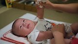 这个小宝宝好可爱，妈妈在和他做运动，好听话的样子！