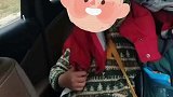 男孩上错车后蒙头就睡，发觉后尴尬下车又返回道歉