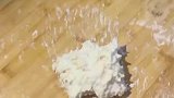 女生在家学做饭，网友一看惨不忍睹