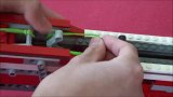 外国小伙用乐高积木拼装玩具枪