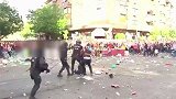 西甲-1617赛季-皇马马竞球迷马德里街头大乱斗 矿泉水瓶满天飞地面一片狼藉-专题