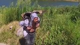 钓到一箩筐大鱼，男子嘴角难掩笑意