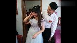 伴郎着急抱伴娘，连旁边的司仪都看不下去了，伴娘反而不反抗了！