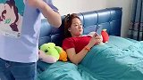 半夜起来上厕所，回来后老婆竟然给我盖被子，好暖心！