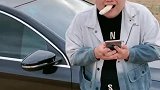 天啊，你居然用橡胶香蕉弹我