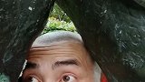 光头强又出来搞笑了，这次连雕像都没能躲过，真被你萌到了
