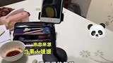 女子用了八年的手机突然冒烟，期间换过非原装电池