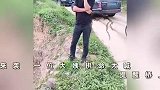 山洪来袭！大姨拼命大喊催促游客驶离：要没让他们跑，他仨就不在了