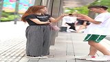 小姐姐：我就装作不懂的样子，静静看小哥哥演戏