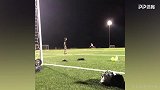 找谁惹谁了？一脚倒钩把球场灯给射爆了