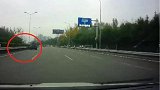 高速开车还敢“神游”，直接跟护栏来了个亲密接触