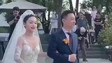 爸爸送女儿出嫁，这气质差点让人分不清楚哪个是新郎