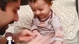 老爸给1岁宝宝剪指甲，接下来请注意宝宝的反应，看一次想笑一次