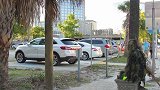 伪装成草人在路边捉弄路人，路人纷纷被吓一跳