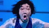 王祖蓝西装里穿泳衣西装里面穿泳衣，真让人惊喜，居然还有水下唱歌表演，王祖蓝再一次刷新了大家的认知！[强]
