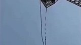 游客玩高空蹦极，没想绳索突然断裂