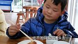 小欧啃鸡爪越吃越上瘾，一边吃饭一边调侃叔叔，叔叔无语了