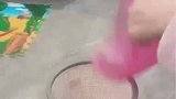 女子教套塑料袋，垃圾桶圈是套在袋子里的