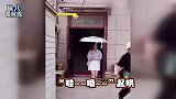 张含韵穿短裙现身被围拍，无奈求男代拍不要蹲下，场面令人唏嘘