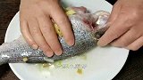 做清蒸鲈鱼，切记别放料酒和盐，教你老广的做法，鱼肉鲜嫩无腥味