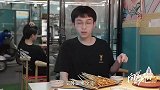 饺子煎到外脆里嫩，猪肉馅足的一掰开就流油，配点烧烤一起吃太绝