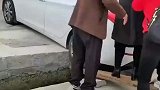 小车掉沟里了，大爷大妈们用体重来帮忙