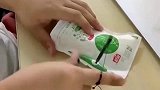 课堂上喝酸奶，而且她用笔芯捅孔，墨水就喷涌而出了！