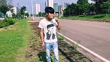 四川方言：乞丐套路走了宝器小伙的包，宝器却还在跳舞，太魔性了