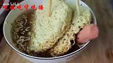 好好吃饭了， 胖妹吃泡面配火腿肠