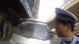男子占道停车遇劝，怒骂提刀砍交警