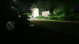 国外恶搞：在黑夜里惊吓路人，整不好要出事啊