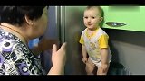 奶奶不让开冰箱，接下来小宝宝立马手舞足蹈和奶奶争论，太可爱了