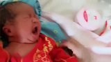 小宝宝尿尿了，不负责的月嫂却忙着和别人聊天，妈妈看见要气死