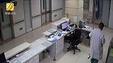 医生边打吊瓶边工作 39度高烧仍值夜班：今天还有手术