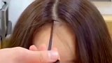 中分的美女头发不蓬松怎么办，发型师教你一招