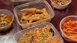 北方美女在南方点了份外卖，这样的饭盒在北方一般是送的小咸菜盒