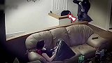 小偷进屋被发现后这样反应