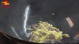 炒饭界的爱马仕！老板做炒饭20年，卖到凌晨4点，顾客排队吃