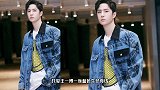 元气少年王一博上线！身穿牛仔格纹套装，配元气笑脸T恤