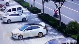心碎！江苏一男孩贪玩钻入汽车后备箱 调监控找到时已身亡