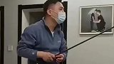 安徽芜湖：男子在家无法出门，在客厅的鱼缸里钓鱼