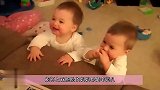 爸爸把双胞胎兄弟放一起，接下来两个宝宝的行为让爸爸崩溃！