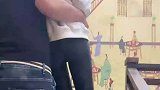 女子脚受伤被男友抱上楼