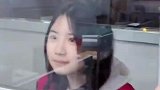 女生对着窗户照镜子，被发现后的笑容太可爱