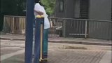 小女孩这样玩公园器材太危险，还有大门牙的时候我也会这么玩