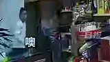 男子走进小店给老板送花 原来是为感谢他四五年前的“一饭之恩” 老板：很意外，没想到他还记得