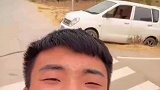 男子遇到好心人帮忙拖车，下一秒笑容逐渐消失了