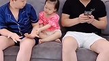 相差7岁的兄妹俩，你俩是真凭实力坑爹啊，看他爹一脸的懵圈