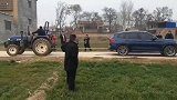 宝马对战农用拖拉机，有种到小麦地里再试试