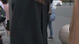 在成都街头，无意间拍到这一幕，小姐姐这是穿的斗篷么